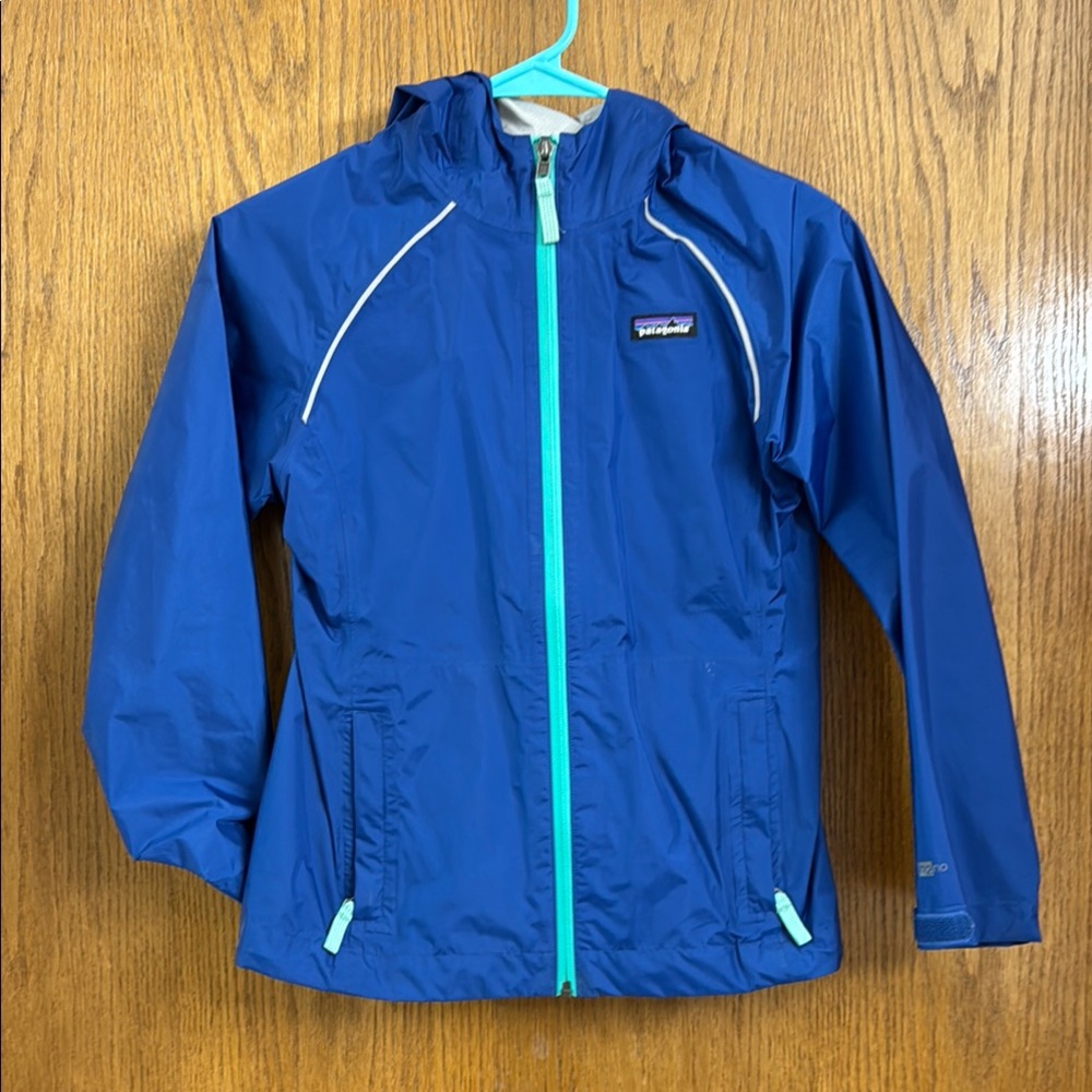 Patagonia Blue and Teal Raincoat Lightweight Athletic Design